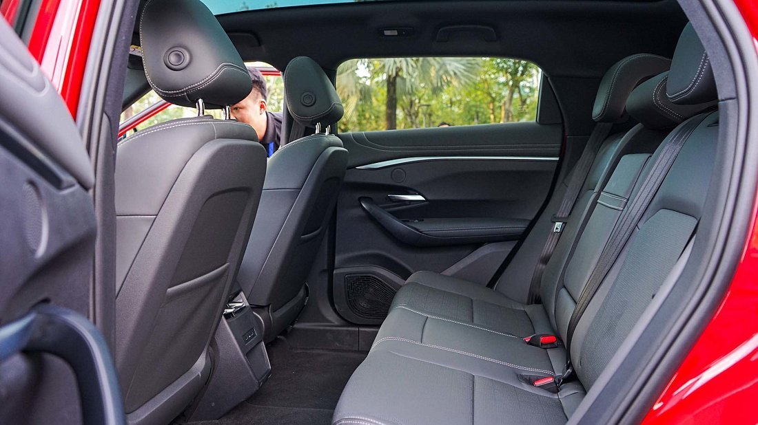 VinFast VF 7 Plus (2024-…) rear seats, back seats, passenger seats, legroom, headroom, interior