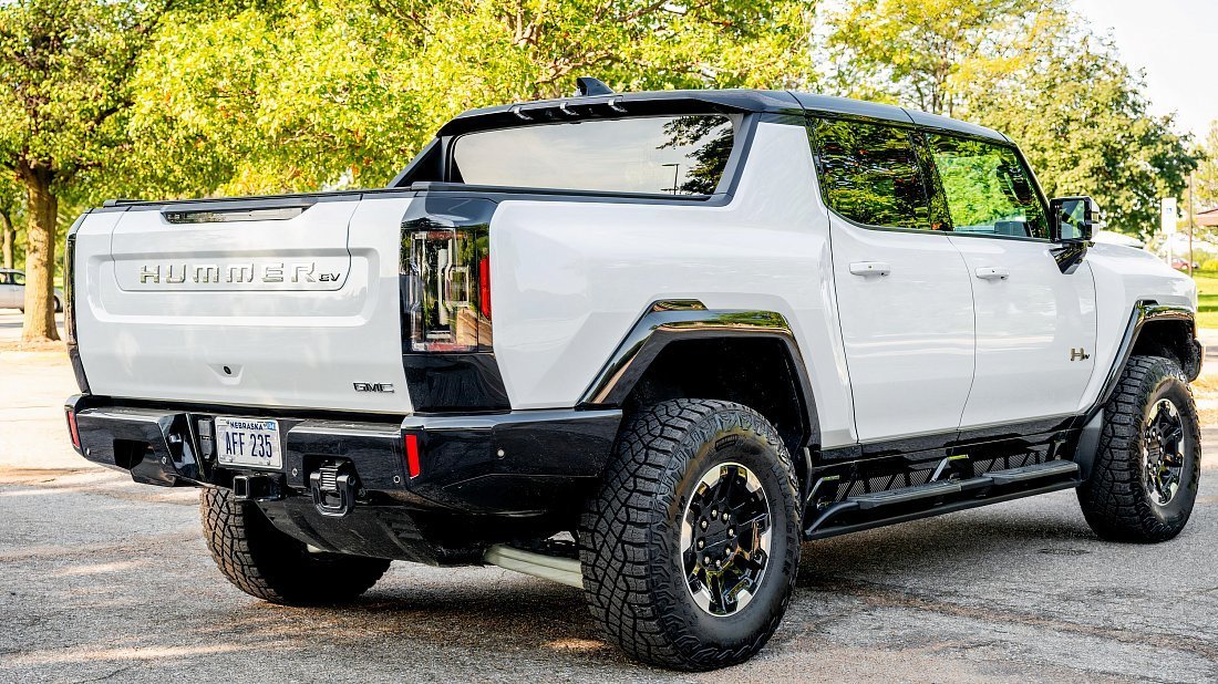 GMC Hummer EV Pickup 2X (2023-…) rear quarter, three-quarter view, diagonal, exterior