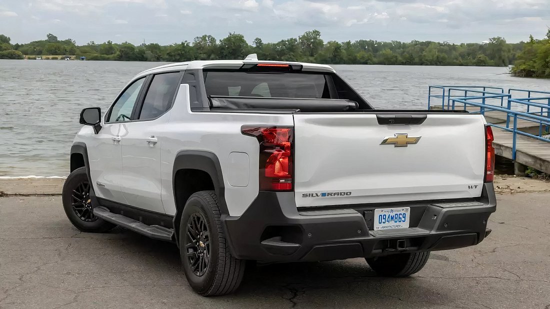 Chevrolet Silverado EV Work Truck Standard Range (2025-…) rear quarter, three-quarter view, diagonal, exterior