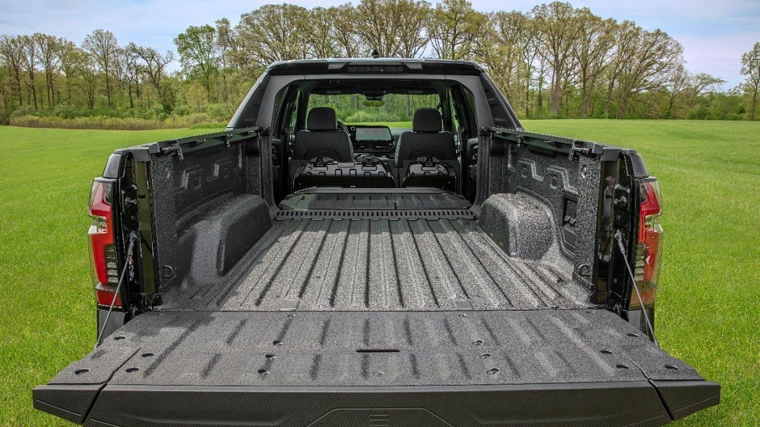 Chevrolet Silverado EV LT Extended Range (2025-…) trunk, boot, expanded, folded seats, maximum volume, max cargo, max capacity, max storage
