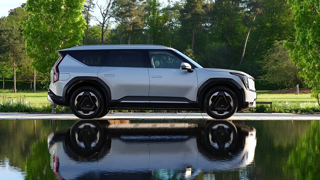 Kia EV9 Long Range AWD (2023-…) side profile photo, silhouette, doors, wheels, exterior