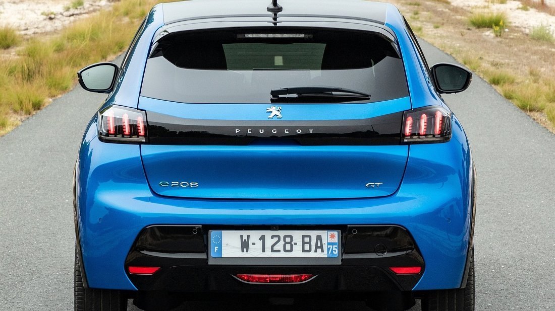 Peugeot e-208 50 kWh (2021-2023) rear view, taillights, trunk, spoiler, badge, bumper, exterior