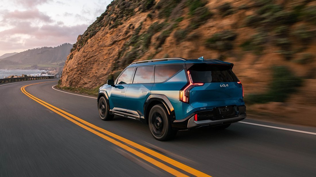 Kia EV9 GT Line AWD (2023-…) rear quarter photo, three-quarter view, diagonal, exterior
