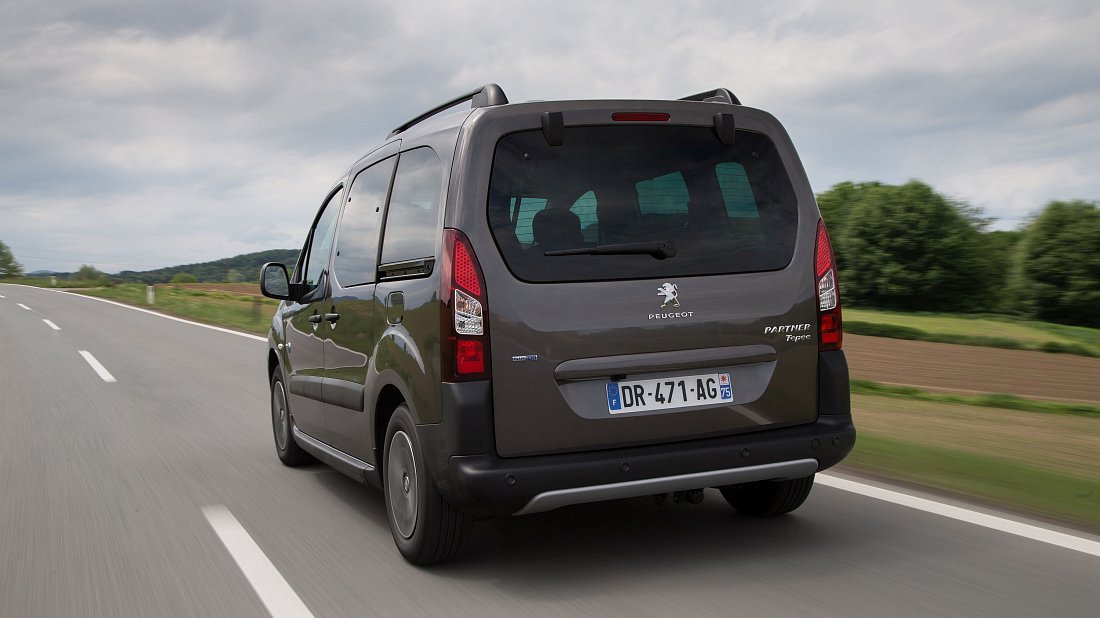 Peugeot Partner Tepee Electric (2017-2020) rear view photo, taillights, trunk, spoiler, badge, bumper, exterior