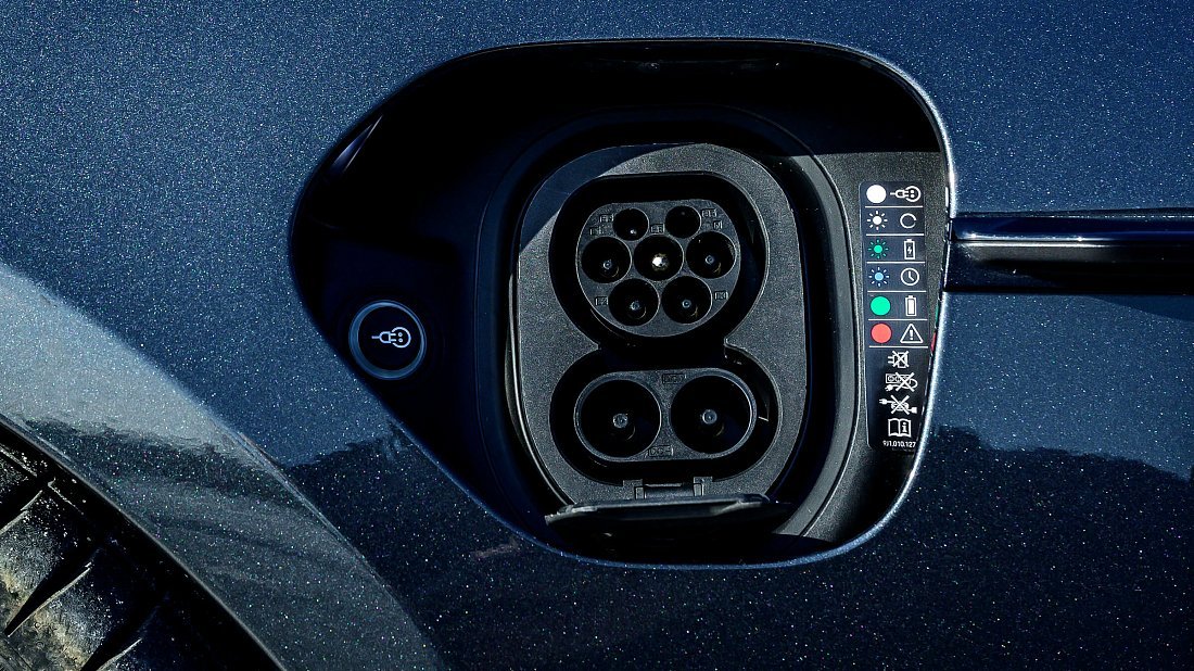 Porsche Taycan Turbo S (2024-…) charge port Europe photo, charging, inlet, plug, connector
