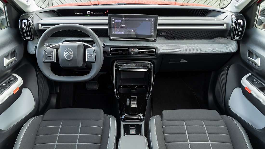 Citroën e-C3 Comfort Range (2024-…) interior photo, front seat, driver seat, dashboard, steering wheel, infotainment, cockpit