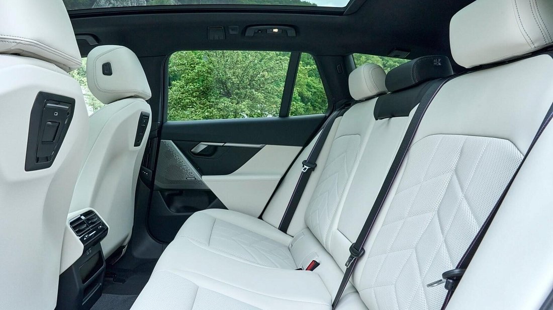 BMW i5 Touring eDrive40 (2025-…) rear seats, back seats, passenger seats, legroom, headroom, interior
