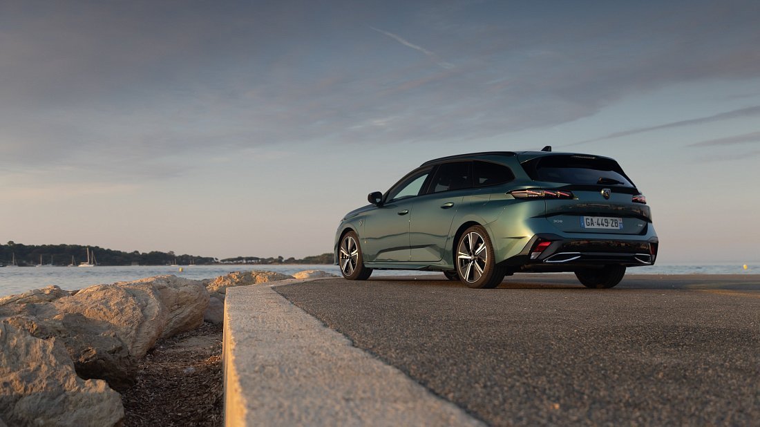 Peugeot e-308 Station Wagon (2023-…) rear quarter, three-quarter view, diagonal, exterior