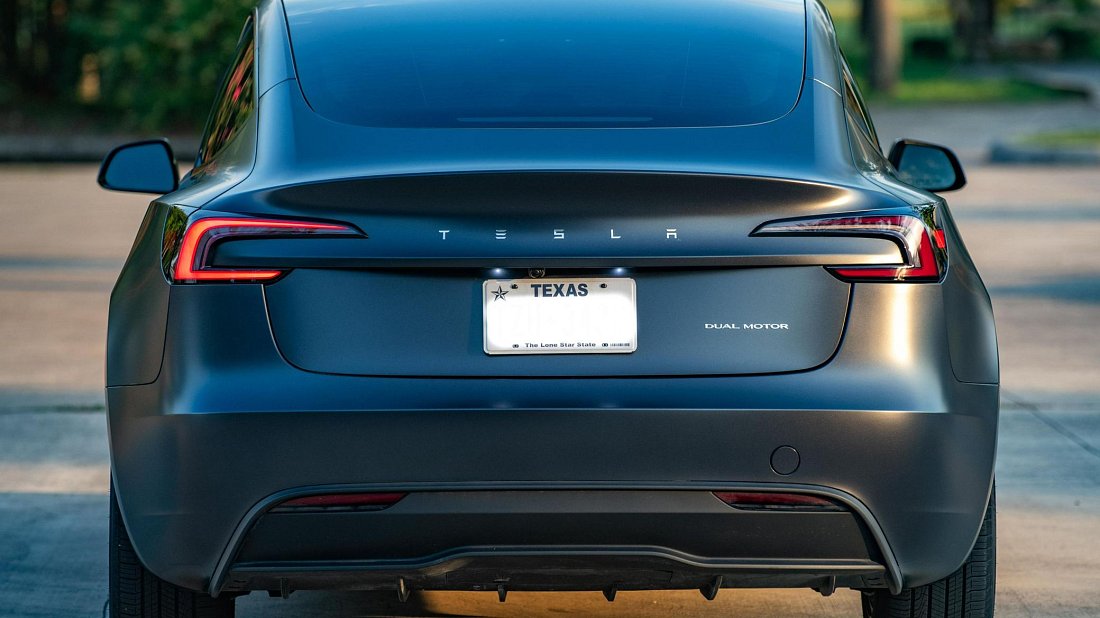 Tesla Model 3 Long Range AWD (2023-…) rear view photo, taillights, trunk, spoiler, badge, bumper, exterior