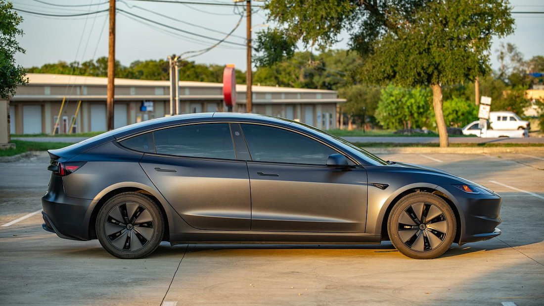 Tesla Model 3 Long Range AWD (2023-…) side profile photo, silhouette, doors, wheels, exterior