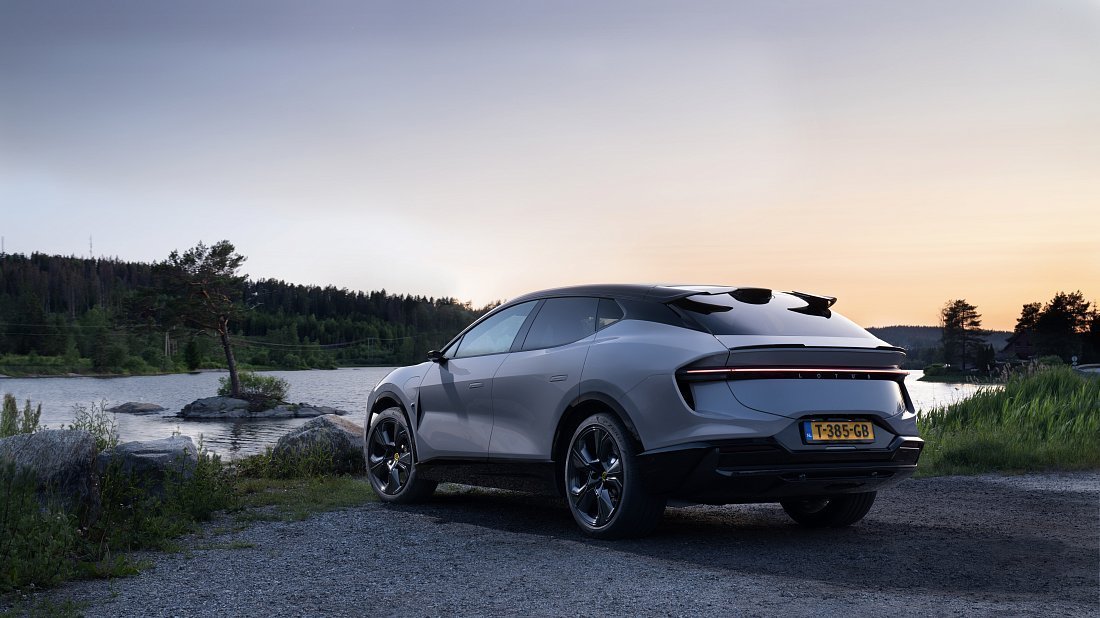 Lotus Eletre R (900 Sport/Sport Carbon) (2023-…) rear quarter photo, three-quarter view, diagonal, exterior