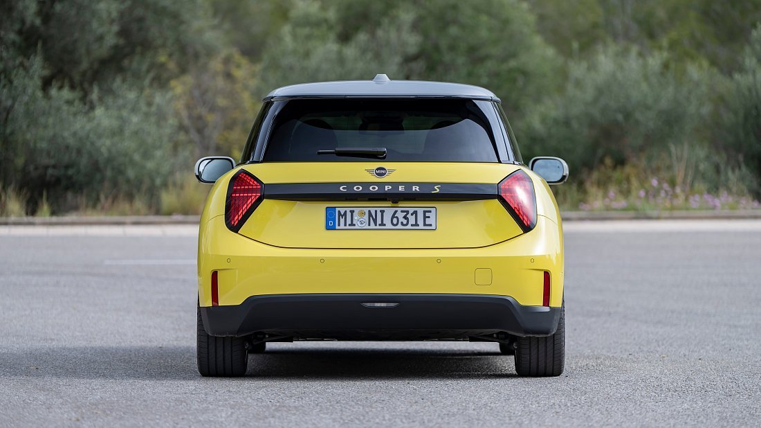 Mini Cooper SE (2023-…) rear view, taillights, trunk, spoiler, badge, bumper, exterior