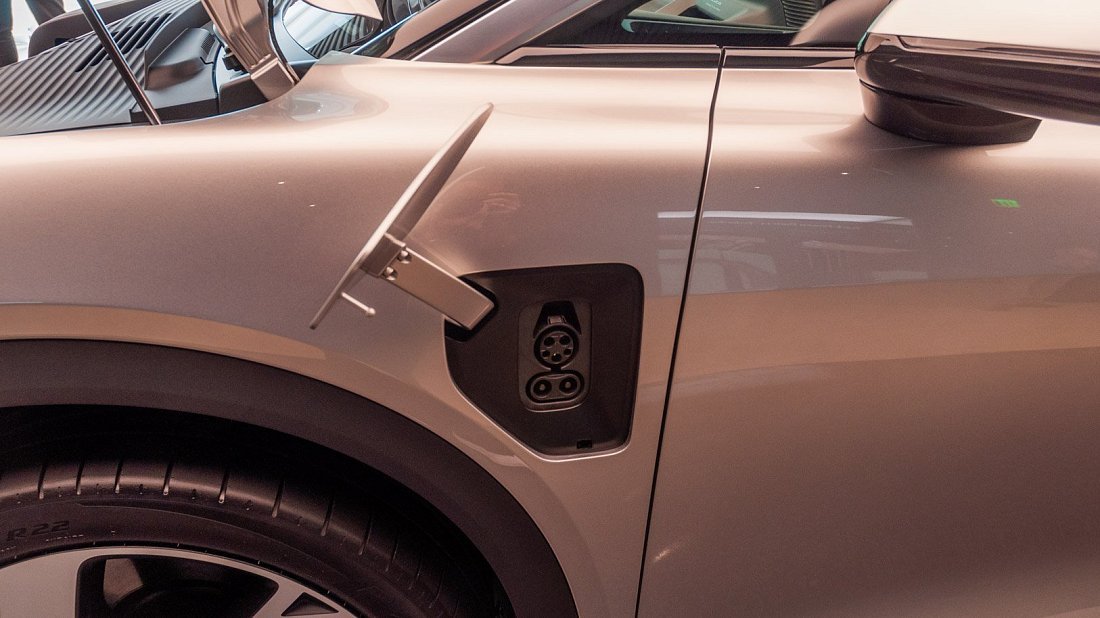 Lucid Gravity Touring (2025-…) charge port Europe photo, charging, inlet, plug, connector