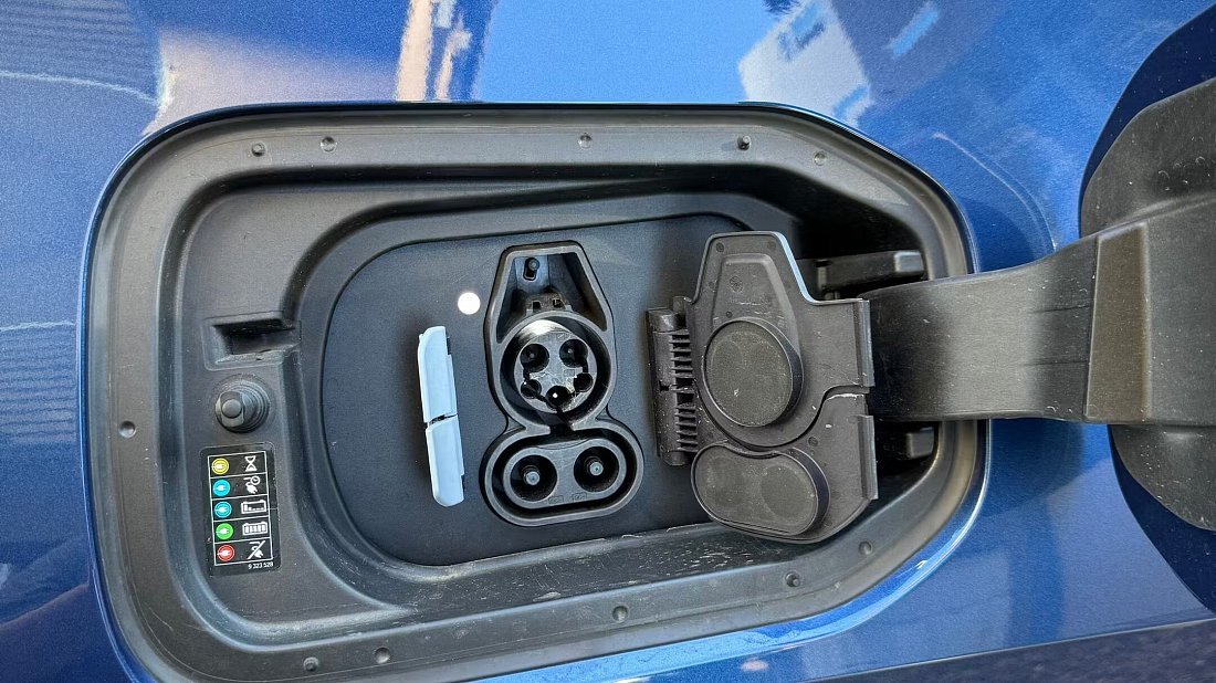 BMW iX xDrive60 (2025-...) charge port USA, charging, inlet, plug, connector