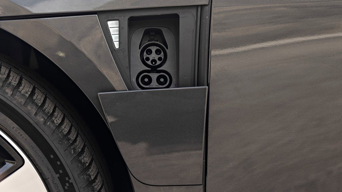 Lucid Air Sapphire (2023-…) charge port USA, charging, inlet, plug, connector