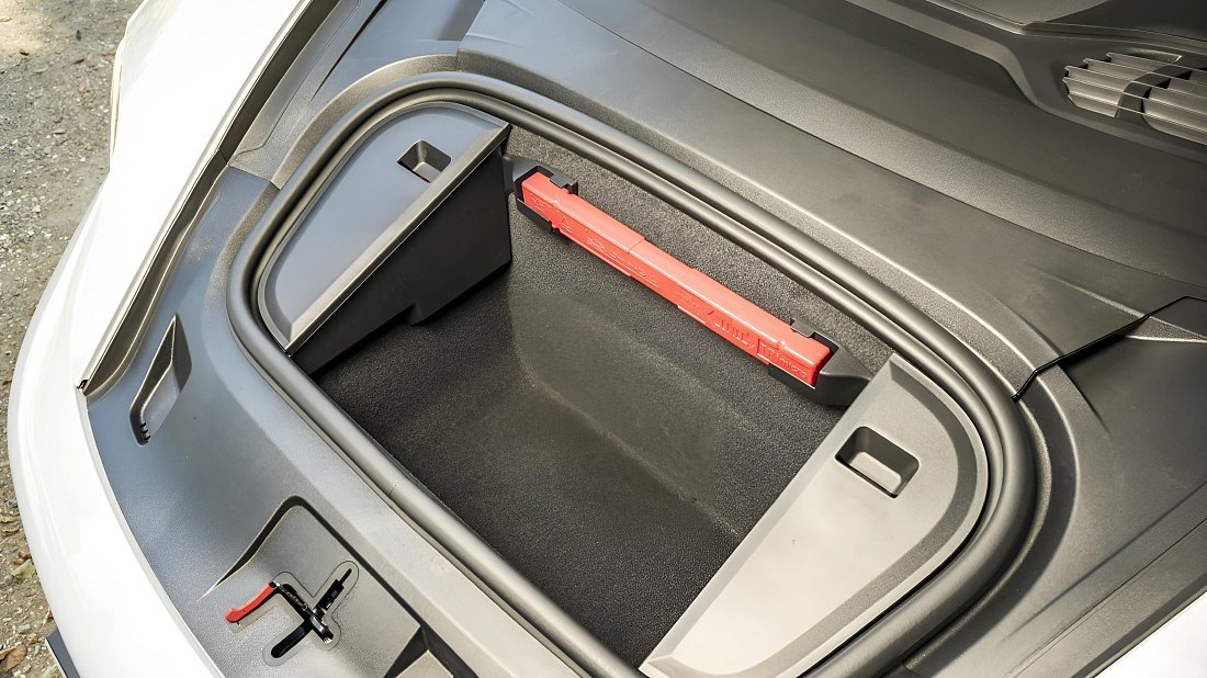 Porsche Taycan 4 (2024-…) frunk, front trunk, under hood, storage, cargo, capacity, bonus space