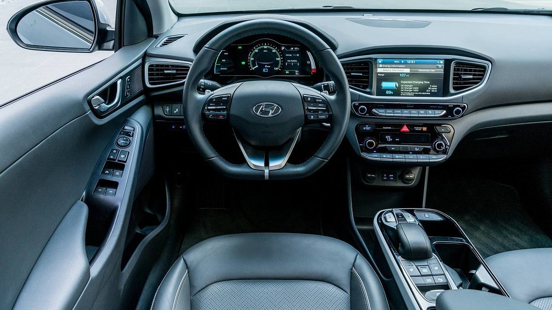 Hyundai Ioniq Electric Gen 1 (2016-2019) interior photo, front seat, driver seat, dashboard, steering wheel, infotainment, cockpit