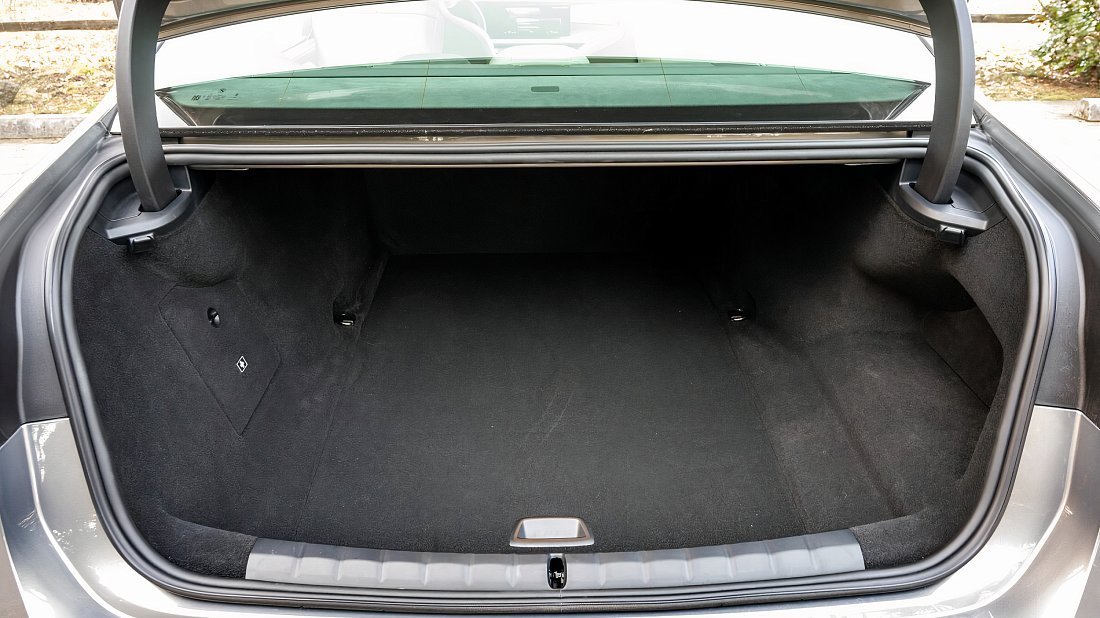 BMW i7 eDrive50 (2023-…) trunk photo, boot, seats up, seats upright, cargo space, cargo volume, cargo capacity, storage