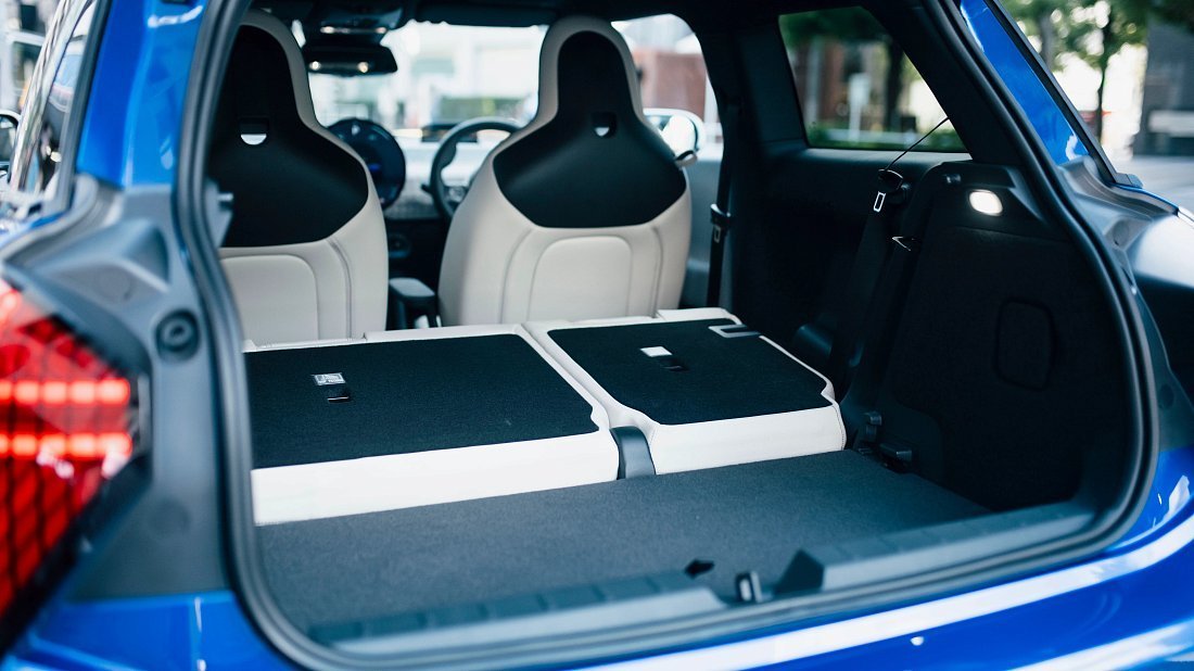 Mini Cooper SE (2023-…) trunk, boot, expanded, folded seats, maximum volume, max cargo, max capacity, max storage