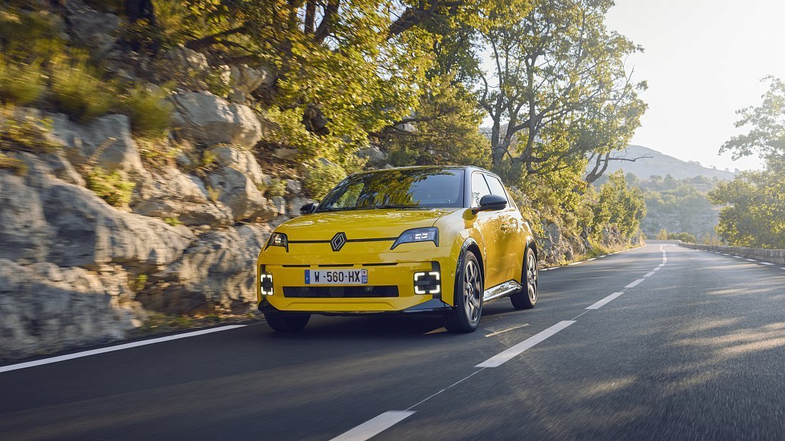 Renault 5 E-Tech EV40 (2025-...) front view, front quarter, diagonal, exterior