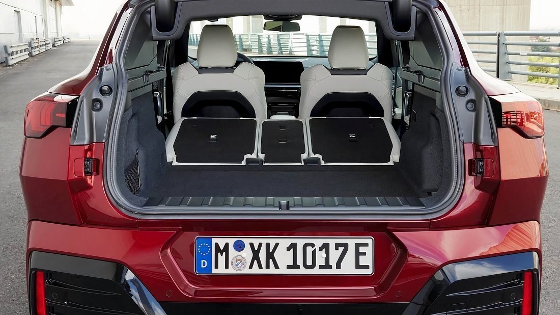 BMW iX2 eDrive20 (2024-…) trunk, boot, expanded, folded seats, maximum volume, max cargo, max capacity, max storage