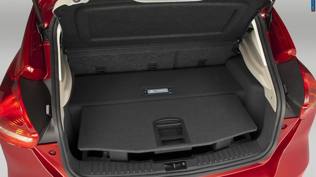 Ford Focus Electric 33 kWh (2017-2018) trunk, boot, seats up, seats upright, cargo space, cargo volume, cargo capacity, storage
