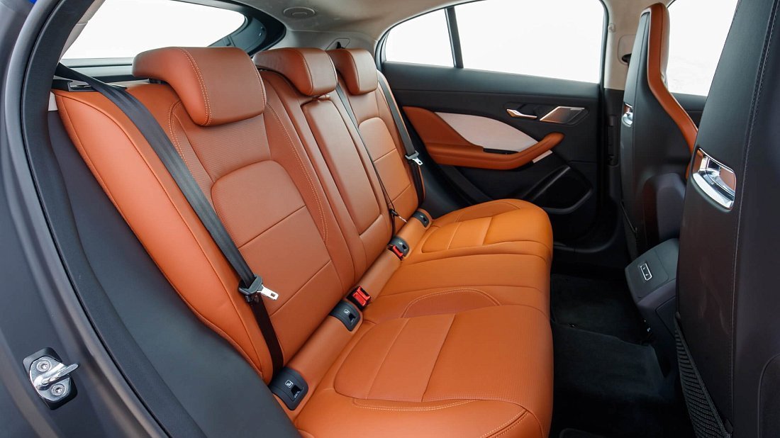 Jaguar I-Pace EV400 (2018-2020) rear seats photo, back seats, passenger seats, legroom, headroom, interior