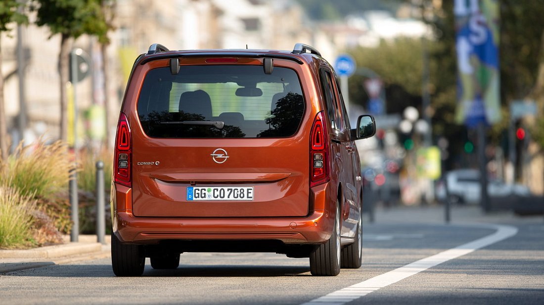 Opel Combo Electric Life 50 kWh (2021-2024) rear view, taillights, trunk, spoiler, badge, bumper, exterior