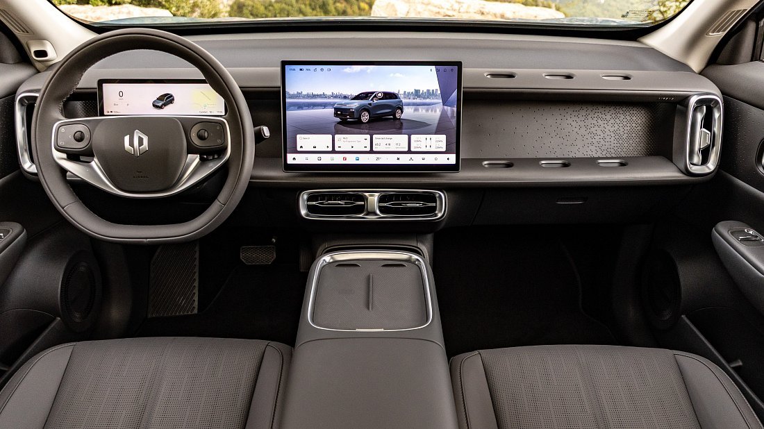 Leapmotor B10 Pro (2025-..) interior photo, front seat, driver seat, dashboard, steering wheel, infotainment, cockpit