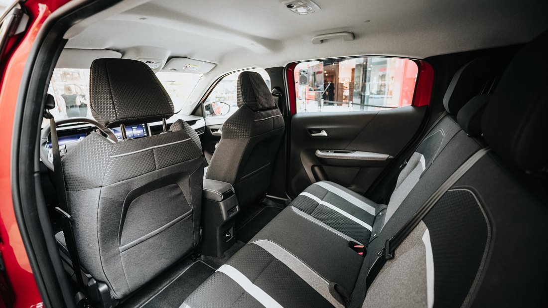 Opel Frontera Electric 44 kWh (2024-…) rear seats, back seats, passenger seats, legroom, headroom, interior