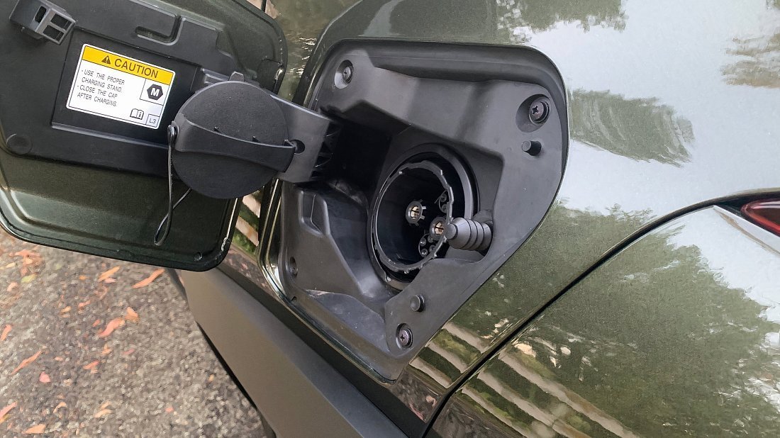 Lexus UX 300e (2023-…) charge port USA photo, charging, inlet, plug, connector
