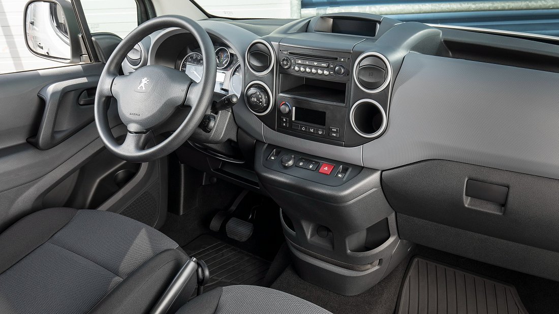 Peugeot Partner Tepee Electric (2017-2020) interior photo, front seat, driver seat, dashboard, steering wheel, infotainment, cockpit