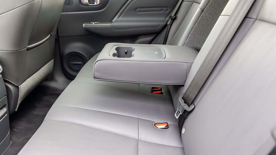 Leapmotor B10 Pro (2025-..) rear seats photo, back seats, passenger seats, legroom, headroom, interior