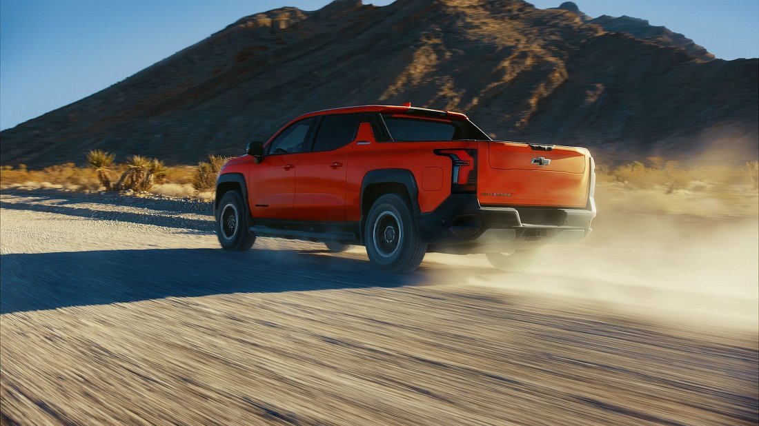 Chevrolet Silverado EV Trail Boss Extended Range (2025-…) rear quarter, three-quarter view, diagonal, exterior