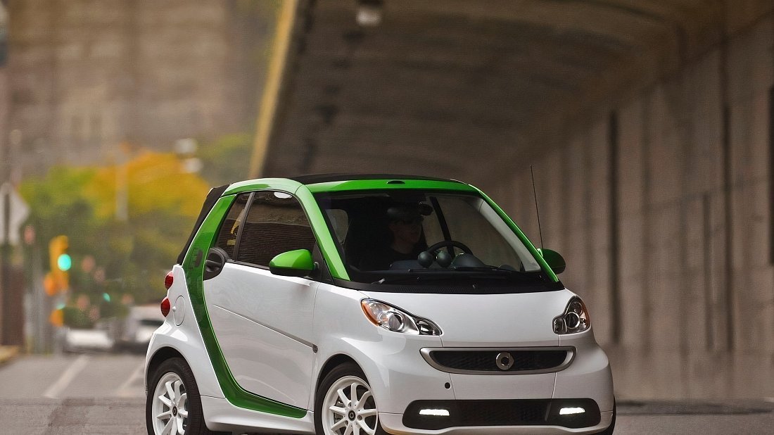 Smart Electric Drive fortwo coupe (2012-2016) front view, front quarter, diagonal, exterior