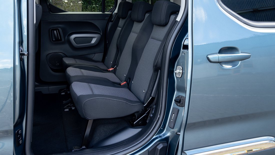 Toyota Proace City Verso Electric L1 52 kWh (2024-...) rear seats photo, back seats, passenger seats, legroom, headroom, interior