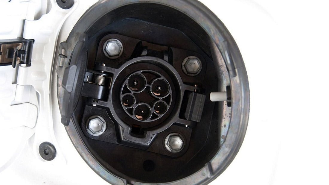 Toyota RAV4 EV Gen 2 (2012-2014) charge port Europe photo, charging, inlet, plug, connector