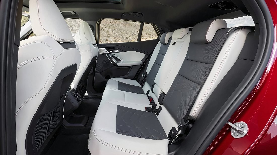 BMW iX2 eDrive20 (2024-…) rear seats, back seats, passenger seats, legroom, headroom, interior