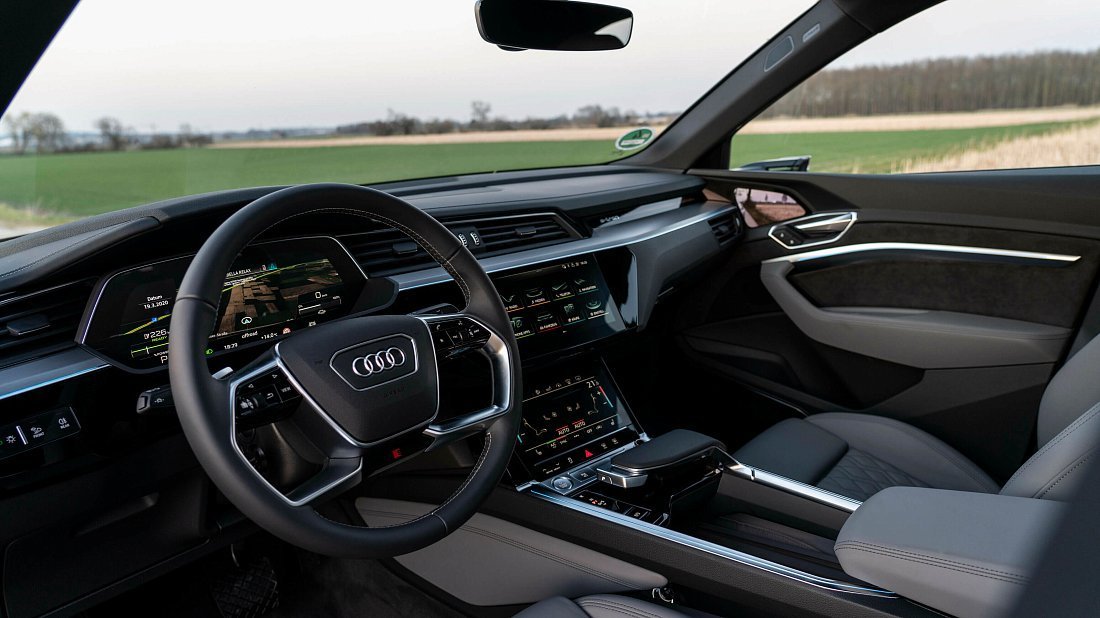 Audi e-tron Sportback 55 quattro (2020-2022) interior, front seat, driver seat, dashboard, steering wheel, infotainment, cockpit