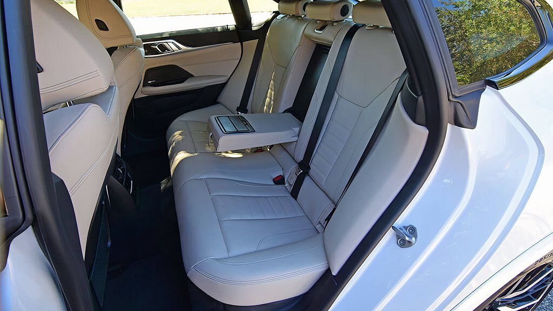 BMW i4 eDrive35 (2022-2024) rear seats photo, back seats, passenger seats, legroom, headroom, interior