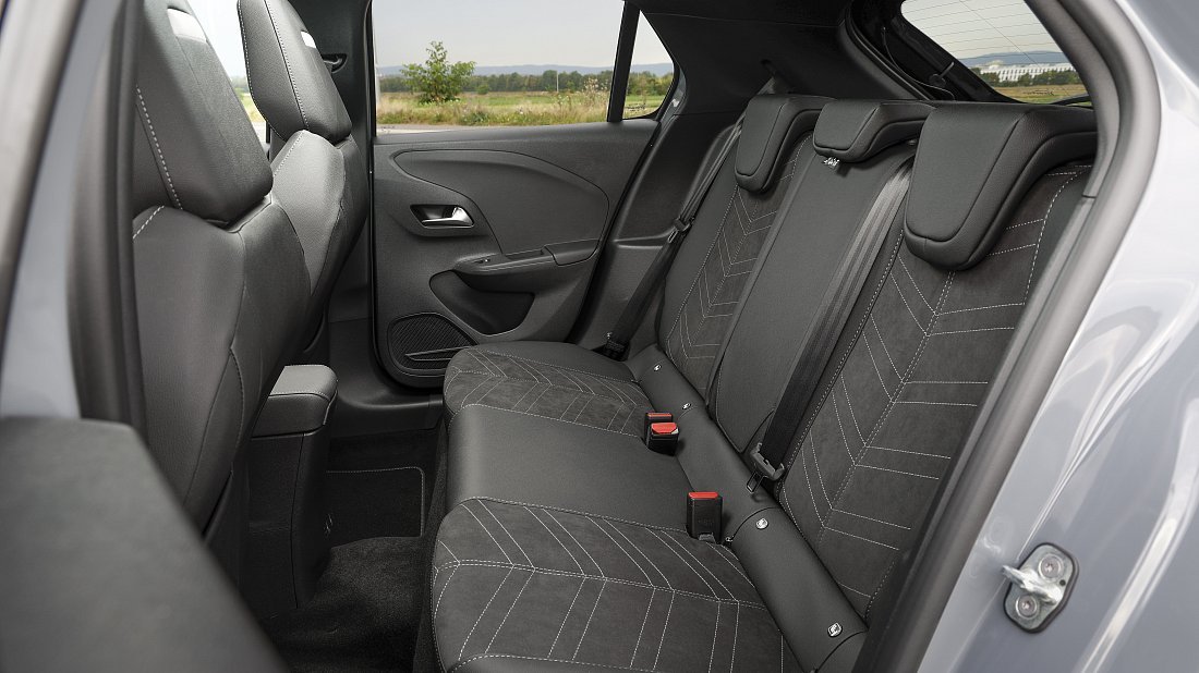 Opel Corsa Electric 54 kWh (2025-…) rear seats photo, back seats, passenger seats, legroom, headroom, interior