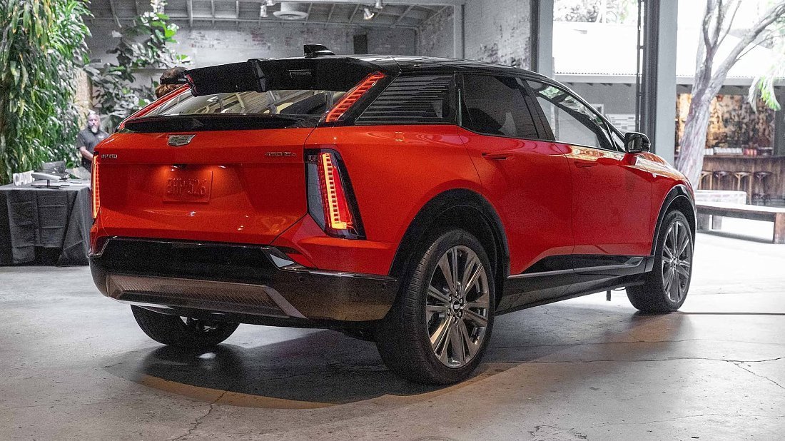 Cadillac Optiq AWD (2024-…) rear quarter photo, three-quarter view, diagonal, exterior