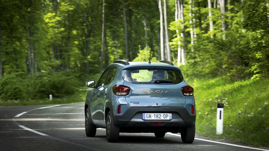 Dacia Spring Electric 65 (2023-2024) rear view photo, taillights, trunk, spoiler, badge, bumper, exterior