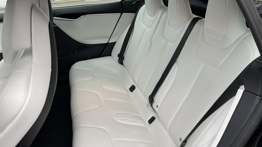 Tesla Model S P90D (2016-2017) rear seats, back seats, passenger seats, legroom, headroom, interior