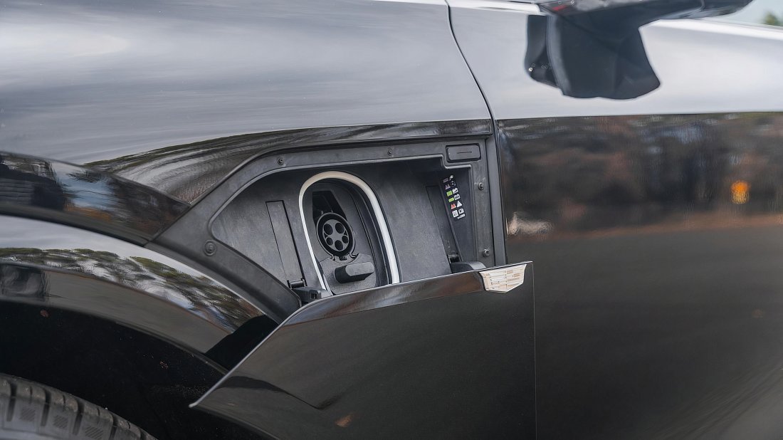 Cadillac Lyriq AWD (2022-…) charge port USA photo, charging, inlet, plug, connector