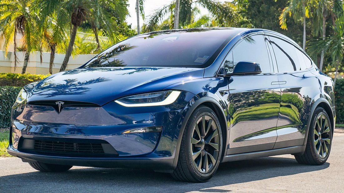 Tesla Model X Dual Motor (2025-…) front view photo, front quarter, diagonal, exterior