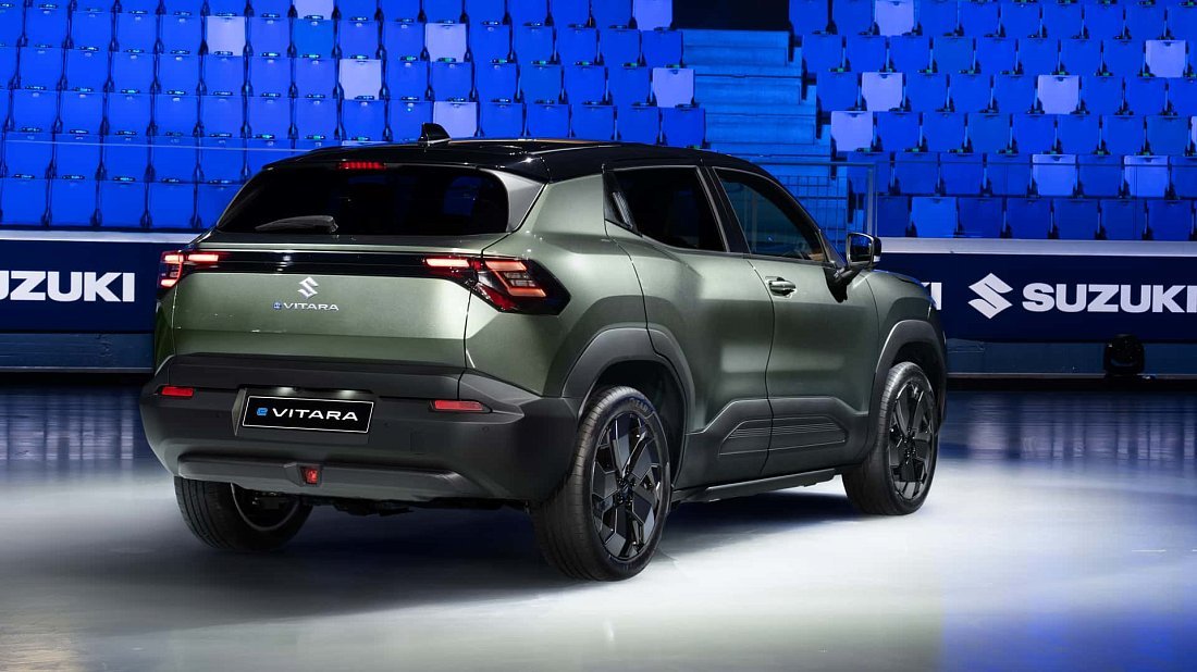Suzuki e Vitara 61 kWh FWD (2025-…) rear quarter photo, three-quarter view, diagonal, exterior