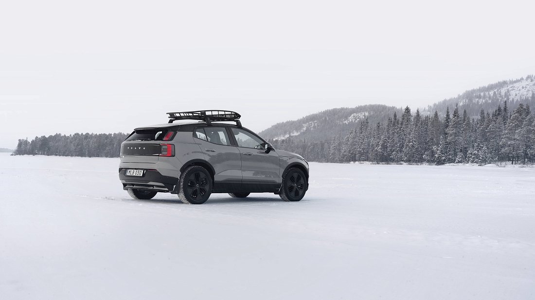 Volvo EX30 Cross Country (2025-…) rear quarter, three-quarter view, diagonal, exterior