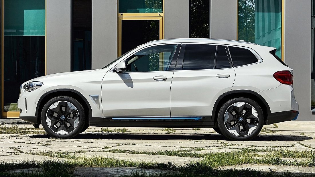 BMW iX3 Gen 1 (2020-2021) side profile, silhouette, doors, wheels, exterior