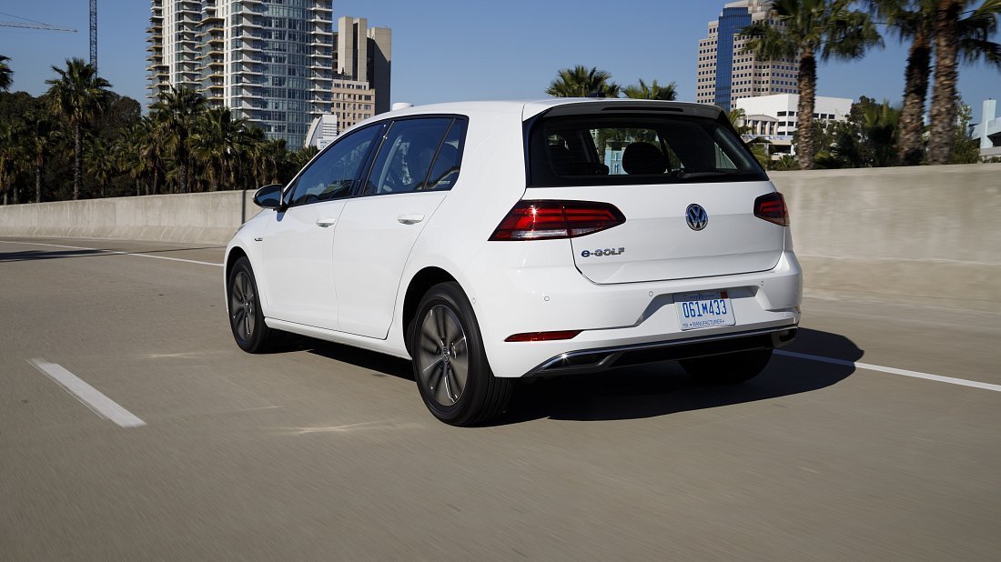 Volkswagen e-Golf 35.8 kWh (2017-2020) rear quarter, three-quarter view, diagonal, exterior